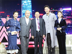 新望董事長羅永輝與著名歌星劉尊老師、汪正正老師、郭津彤老師、主持人雅琪在北京電視臺錄制節目現場親切合影